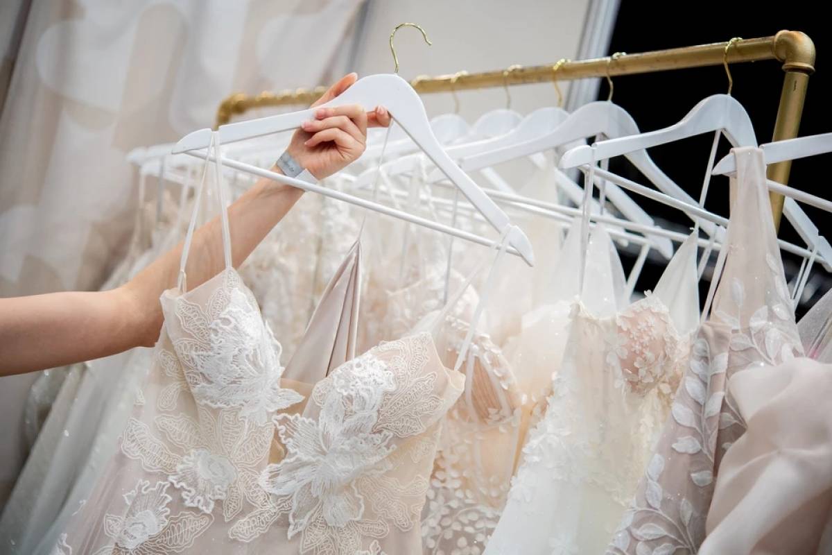 Роспотребнадзор: введение платы за примерку платьев в свадебных салонах является нарушением закона «О защите прав потребителей»