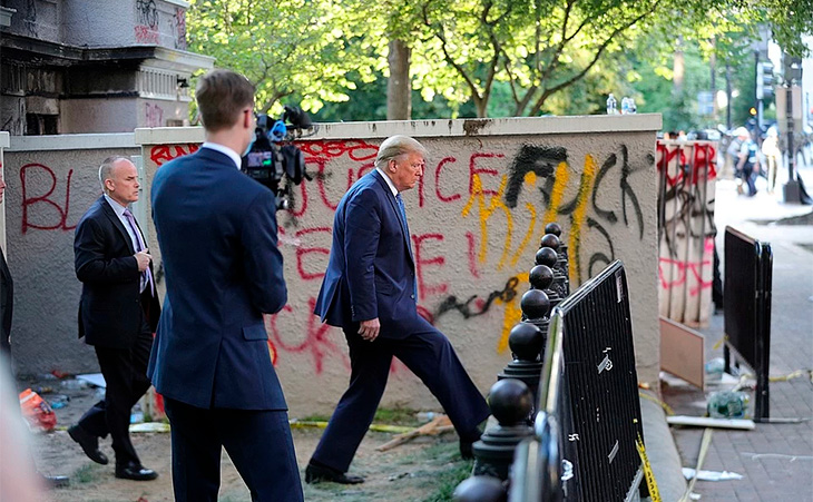 трамп во время протеста в америке